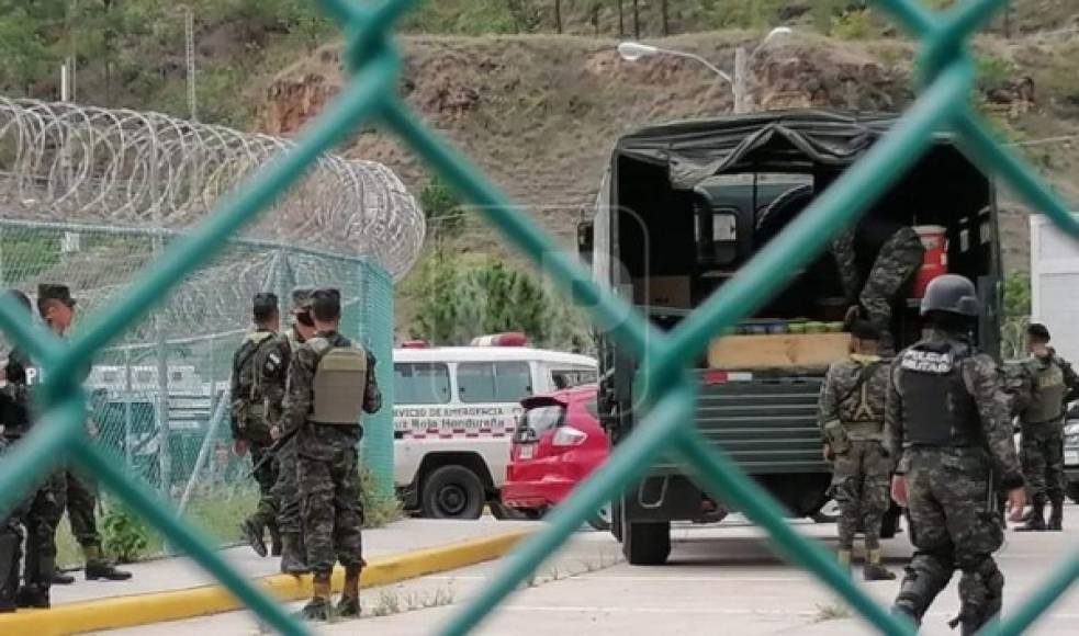 Refuerzos penitenciarios y de Policía Miltar acudieron en contingentes a 'La Tolva', donde, desde hace casi cuatro horas, se escuchan balazos de armas de grueso calibre. Videos de medios de comunicación y aficionados han registrado los enfrentamientos que emulan a una auténtica zona de guerra.