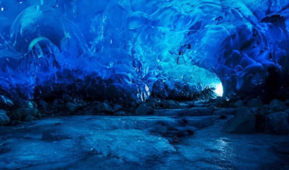 Las cuevas de hielo del glaciar Mendenhall en el sur de Alaska. Este mágico lugar se encuentra protegido bajo el nombre de Mendenhall Glacier Recreation Area. Foto: Destinolandia.