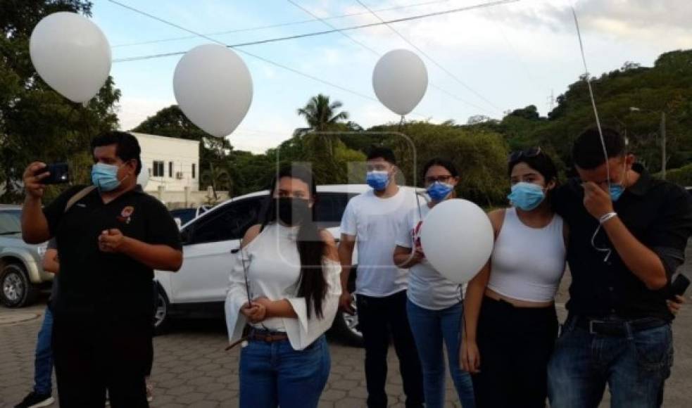 Óscar Jananía pereció en el Instituto Hondureño de Seguridad Social (Ihss), adonde permaneció interno en cuidados intensivos, por el embate del virus en su salud. A pesar de los esfuerzos de la comunidad sampedrana, que acompañó al comunicador con donativos y campañas de recolección de fondos, Jananía murió durante la madrugada de este domingo.