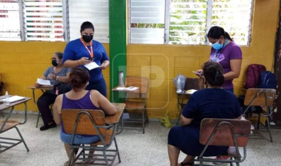 En la escuela Presentación Centeno de barrio Cabañas las filas para solicitar el nuevo documento nacional de identificación (DNI) comenzaron desde las 6:00 am.