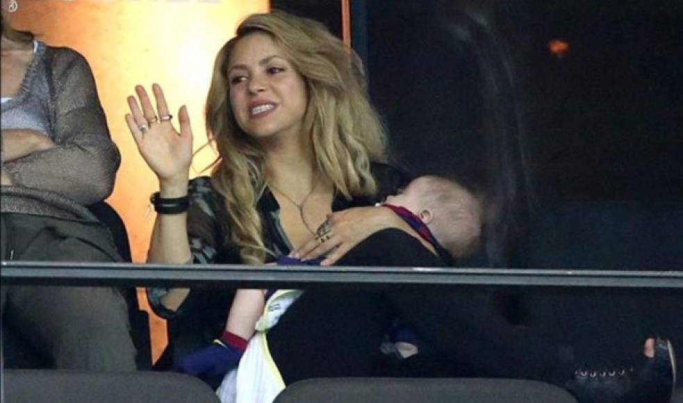 Shakira y Sasha en brazos.