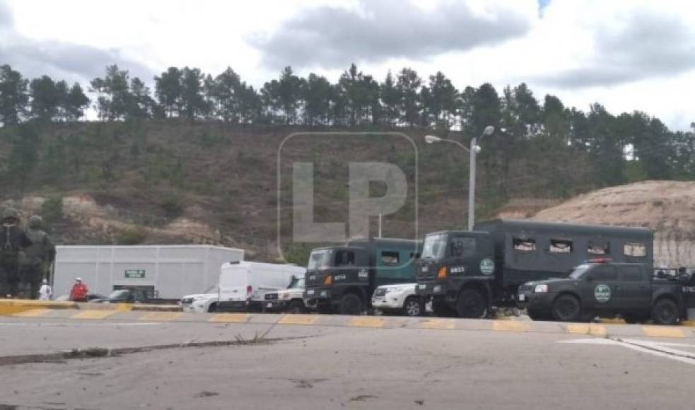 Ambulancias, patrullas y comandos militares permanecen en el estacionamiento vehicular de 'La Tolva', mientras familiares de los reos se desplazaron hasta la región para exigir información.