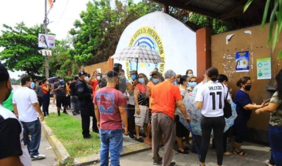 De lunes a viernes (excepto los miércoles) los enroladores visitarán los barrios y colonias para hacer las entregas domiciliarias en centros de educación o algún punto céntrico de las comunidades desde los cuales se cubra un número representativos de personas a quienes cedular. Los horarios de atención son de 8:00 am a 9:00 am.<br/><br/>