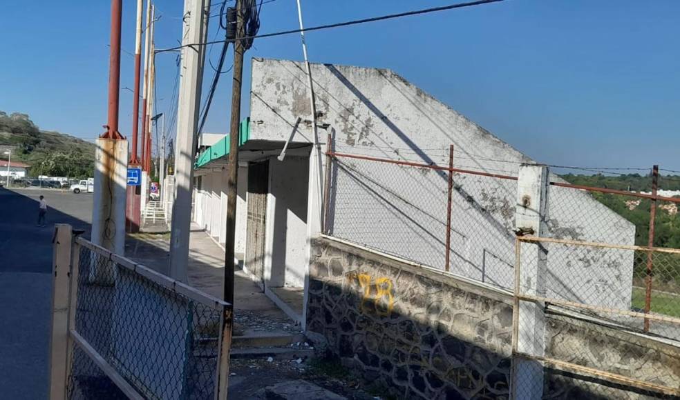 Pegado al estadio Mariano Matamoros se encuentra una parada de autobuses.