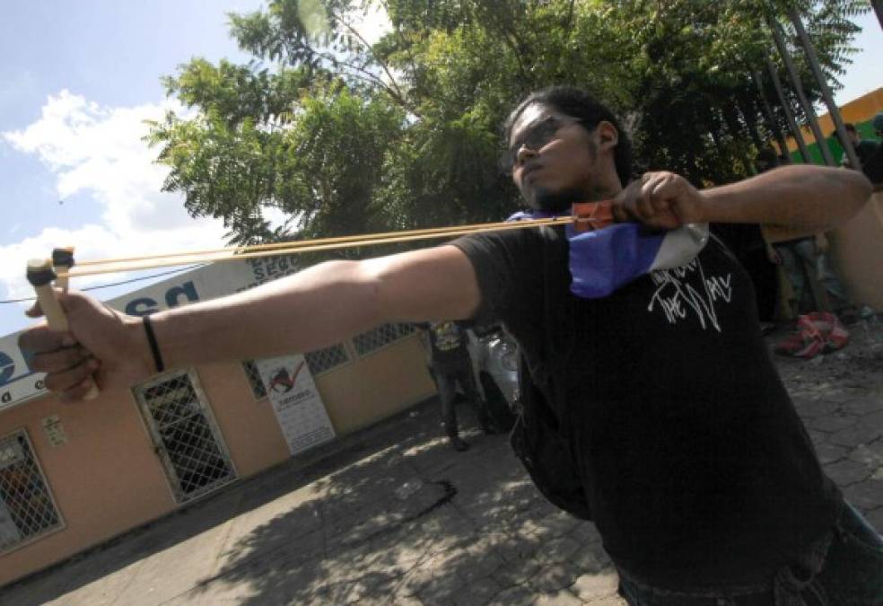 Los universitarios se enfrentaron a las fuerzas antimotines. Decenas de personas resultaron heridos en las violentas manifestaciones de este jueves en Managua.