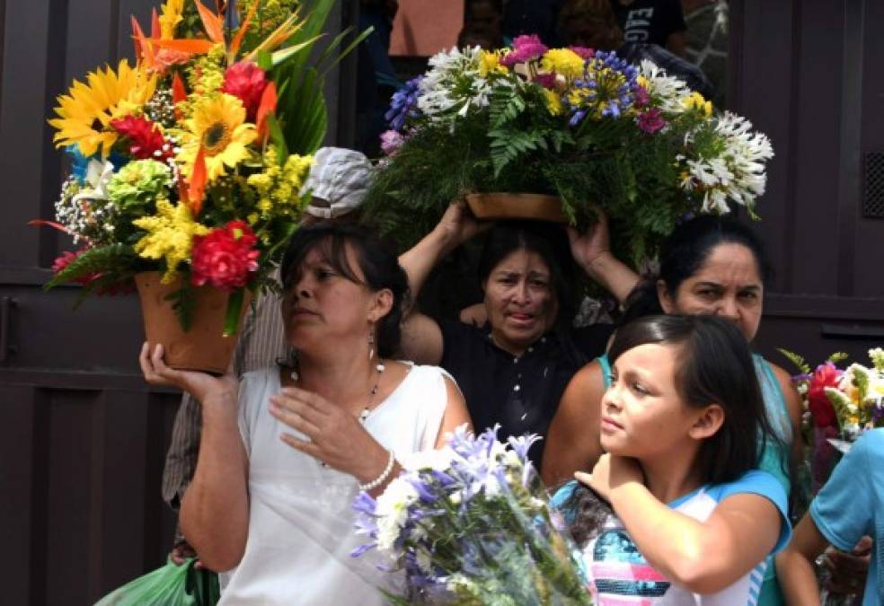 Hondureños conmovidos velaban este lunes a los cuatro aficionados que murieron el domingo en una estampida desatada cuando intentaban por la fuerza entrar al Estadio Nacional para asistir a la final del torneo de fútbol, mientras la policía iniciaba una investigación del incidente.<br/><br/><br/>Parientes de Carlos Torres, una de las víctimas en el funeral realizado enTegucigalpa.<br/><br/> <br/><br/>