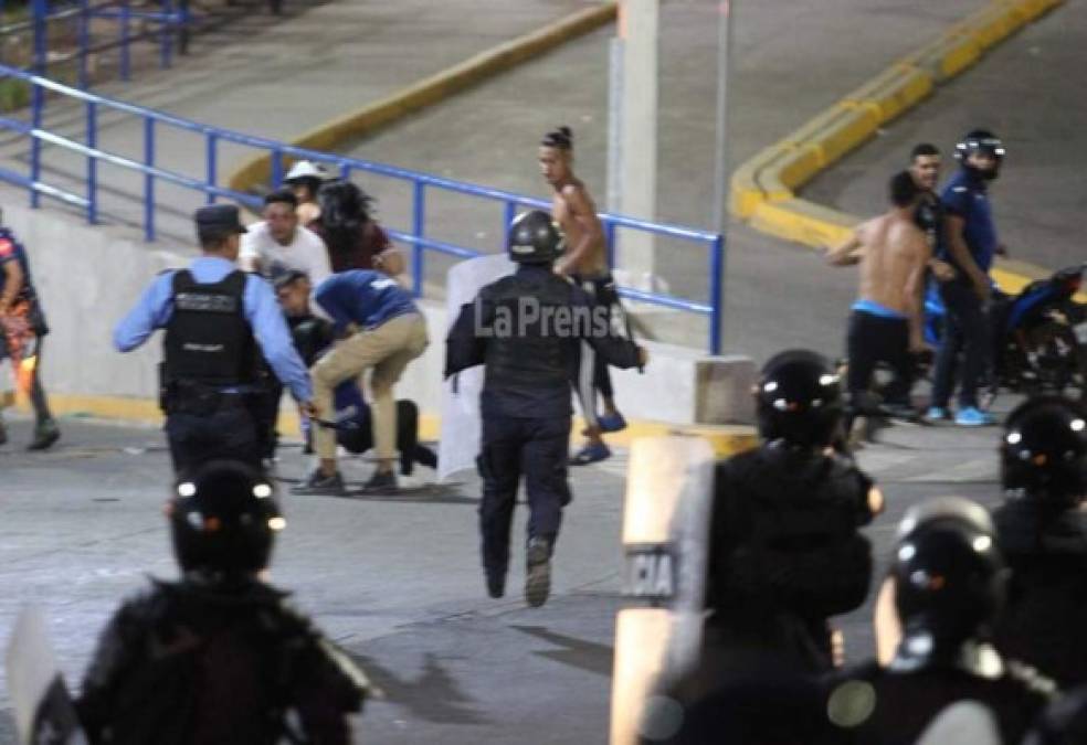 La Policía hizo uso de la fuerza para controlar a los revoltosos.