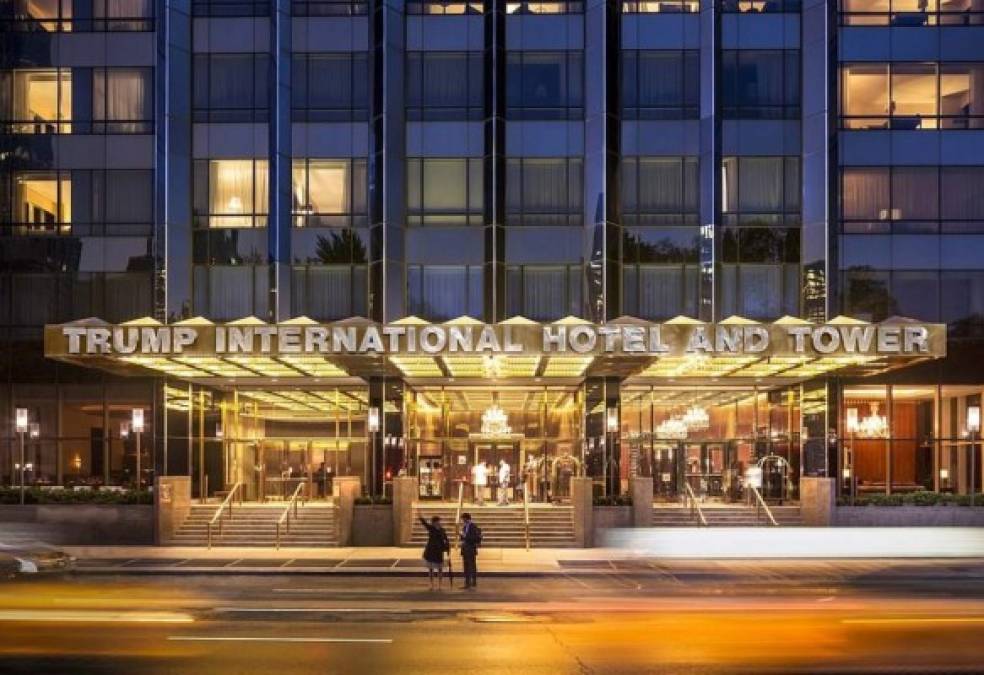 El lujoso hotel de Donald Trump en Nueva York fue nombrado como el mejor del mundo en la premiación de la excelencia hotelera celebrada ayer en la Gran Manzana, informaron medios locales.