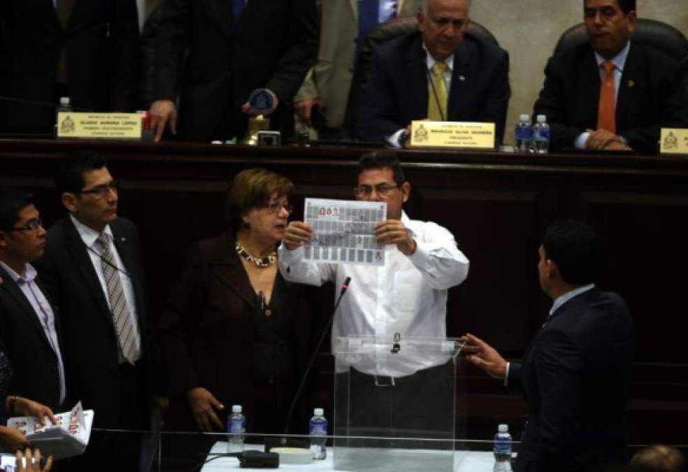 9. Marlon Lara y su singular cantadito en el Congreso.<br/>Sin lugar a dudas, el diputado liberal Marlon Lara se convirtió en uno de los personajes de la elección de la nueva Corte Suprema de Justicia (CSJ) este año por su divertida y singular tarea de dar lectura a los votos de sus compañeros para cada uno de los propuestos.<br/>Lara fue designado para integrar la comisión escrutadora junto con los miembros de los restantes partidos, pero a él particularmente le tocaba cantar los votos como si se tratara de un juego de bingo.<br/>La elección de los nuevos magistrados pasó por un proceso extenuante y de intensos cabildeos y negociaciones que duraron semanas y que al final terminó con la lista propuesta por los partidos tradicionales.<br/>Después de cada votación de sus compañeros, Lara tomaba el micrófono y se colocaba a la par de la urna cristalina.<br/>Extraía las papeletas y comenzaba a “cantar”: “3 sí, 10 sí, 24 sí, 33 sí, 45 sí…”. La singularidad y el tono de su voz quedó grabado en la mente de los hondureños, diputados y periodistas que todas las noches seguían las incidencias de la votación. “Estoy agradecido de que me hayan dado esa alta responsabilidad”, expresó.