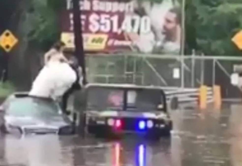 La novia que se dirigía a la recepción de su boda quedó atrapada en las torrenciales aguas junto a varias de sus damas del cortejo y tuvieron que esperar la llegada de la policía que las condujo hasta su destino.