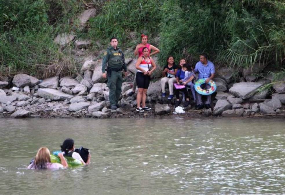 Dramáticas imágenes captadas por la cadena Univision muestran a un niño gritando por su madre luego de que esta fuera arrastrada por las fuertes corrientes.