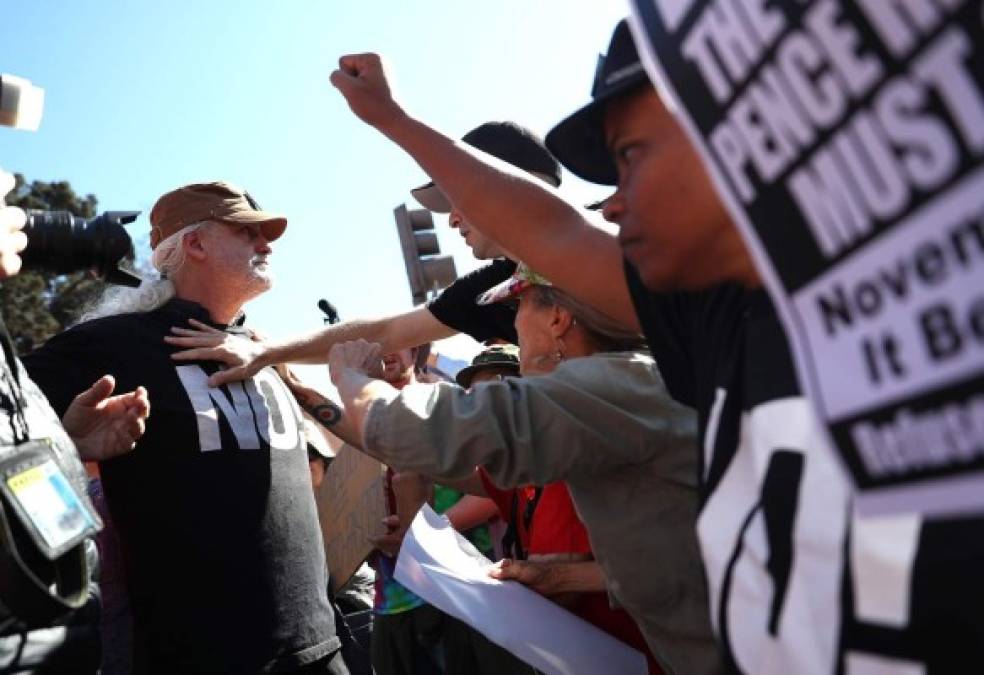 CALIFORNIA. La división de los estadounidenses. La Policía de Berkeley detuvo a varias personas que protestaban contra Milo Yiannopoulos, editor de la web supremacista blanca Breitbart News.