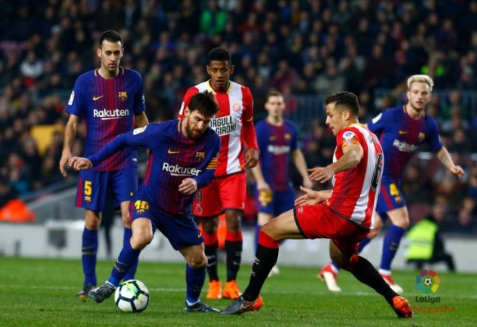 Antony 'Choco' Lozano observa como Lionel Messi es marcado por un compañero suyo.