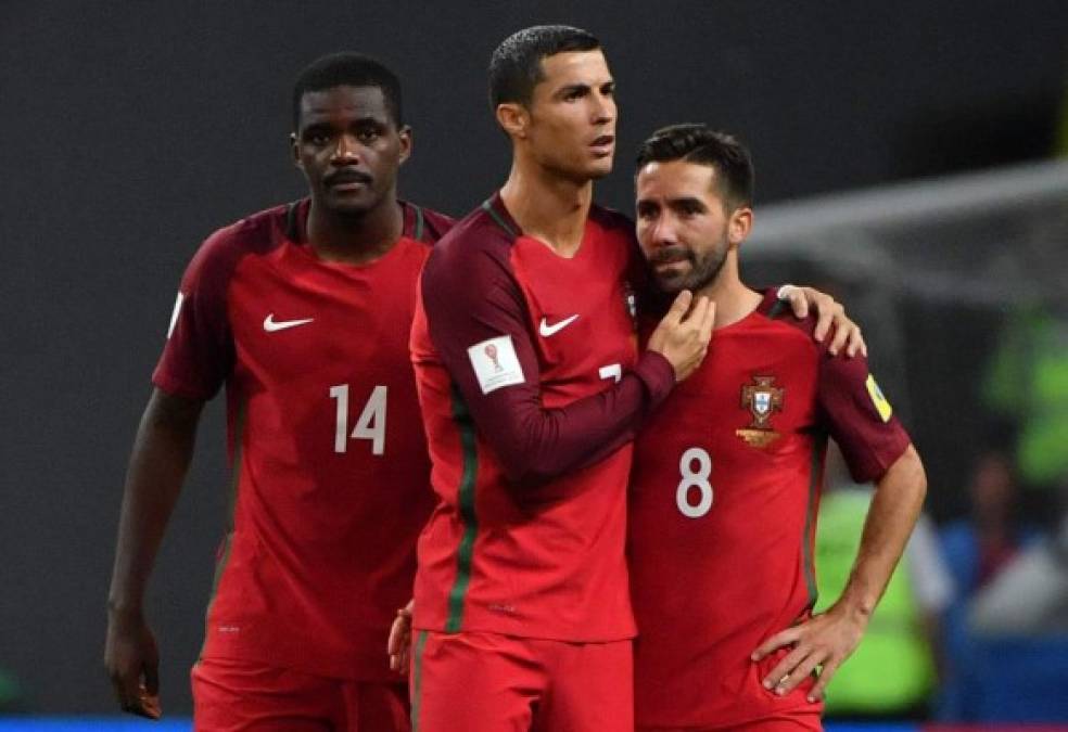 Portugal's forward Cristiano Ronaldo (C, Portugal's midfielder William (L) and Portugal's midfielder Joao Moutinho react after their defeat during the 2017 Confederations Cup semi-final football match between Portugal and Chile at the Kazan Arena in Kazan on June 28, 2017. / AFP PHOTO / Yuri CORTEZ