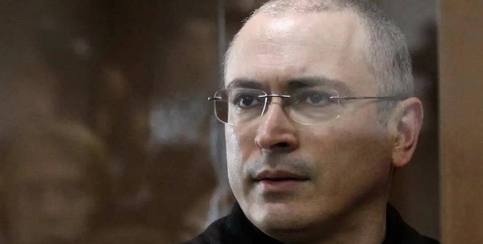 La mayoría de los principales opositores que permanecen en Rusia están encarcelados. Los demás huyeron o se exiliaron, como Mijaíl Jodorkovski, exmagnate del petróleo, que pasó diez años en la cárcel por haberse opuesto a <b>Putin</b> a principios de los años 2000. 
