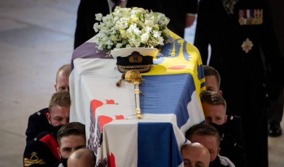 Sin embargo, se dice que vio la ceremonia del funeral del príncipe Felipe por televisión desde su mansión en California.