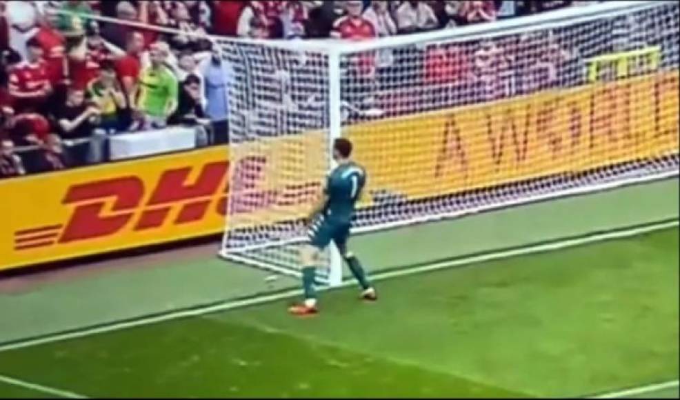 El bailecito que se tiró 'Dibu' Martínez frente a la afición del Manchester United.