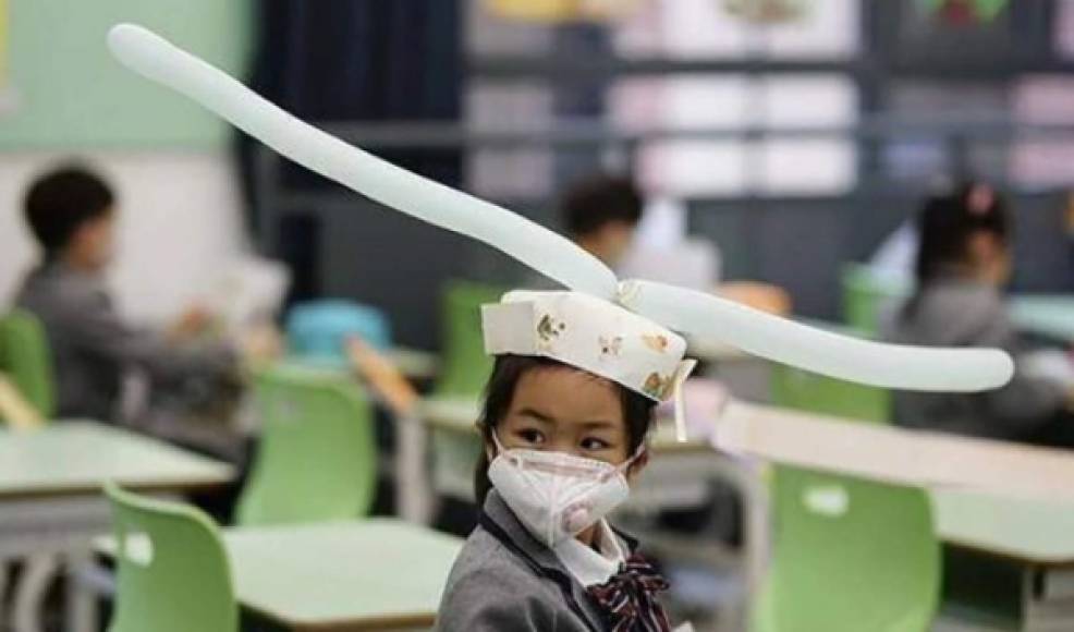 'Estos sombreros son para que nuestros niños puedan mantenerse seguros en las escuelas manteniendo las distancias necesarias', dijo el director de una de las escuelas de esa provincia.