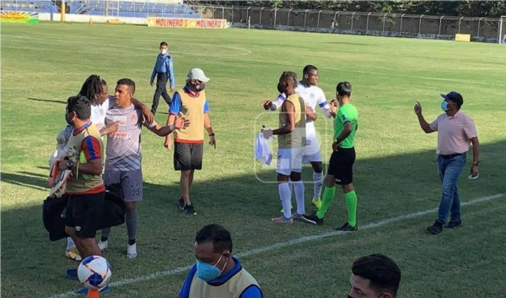 Yustin Arboleda le reclamó al entrenador de la Real Sociedad, Carlos Tábora, la actitud de su jugador.