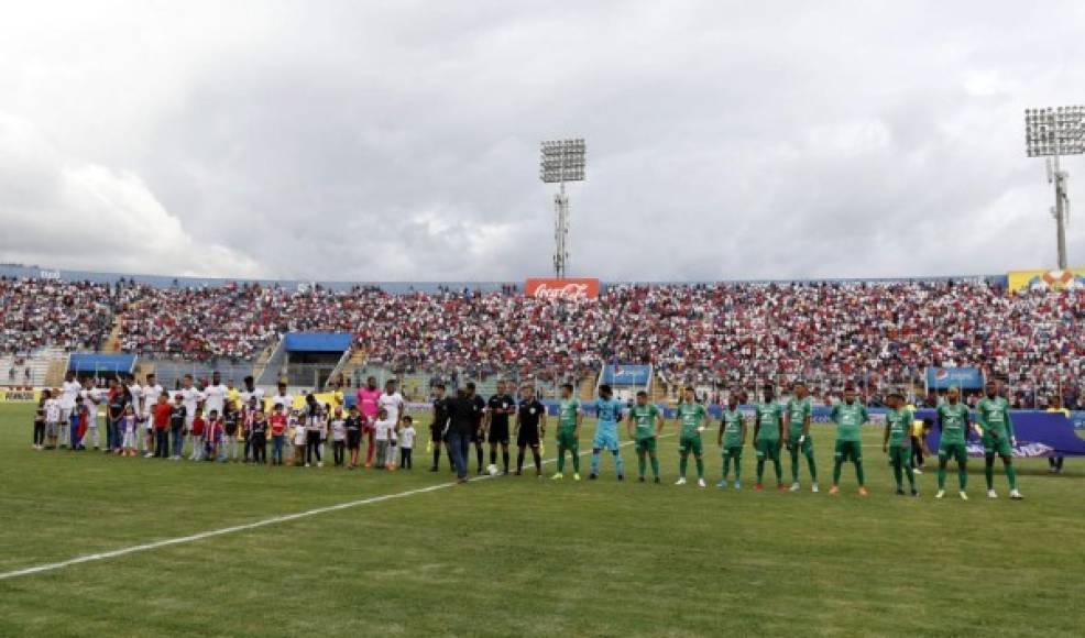 Imagen panorámica del estadio Nacional con los titulares de Olimpia y Marathón antes del inicio del partido.