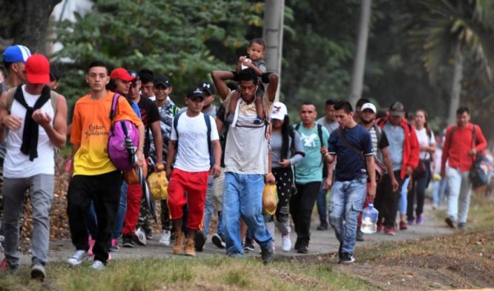 Decenas de hondureños iniciaron en las últimas horas una nueva caravana con destino a Estados Unidos desde San Pedro Sula, norte de Honduras, aduciendo la falta de empleo e inseguridad en su país.