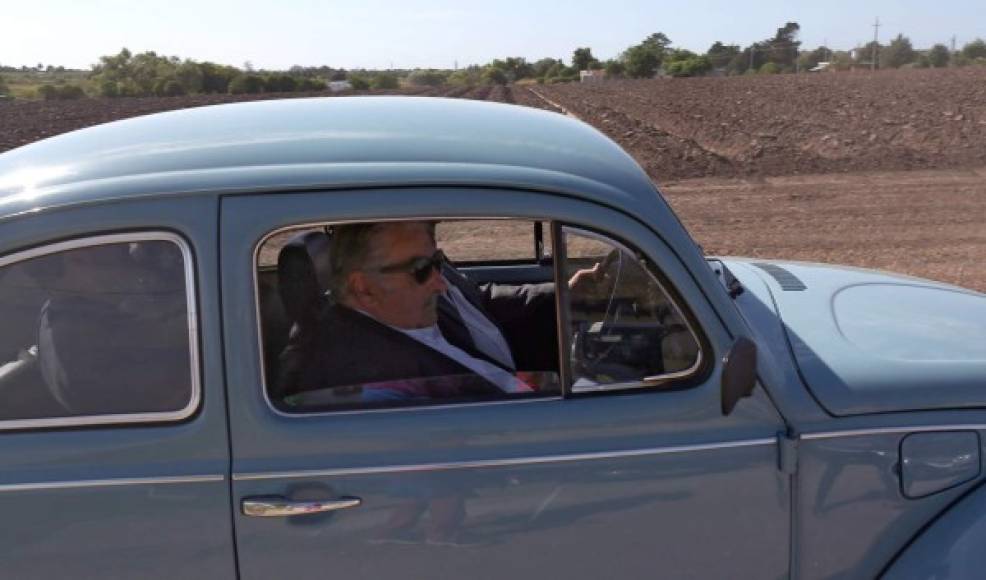 José Mujica se subió el domingo a su Fusca para ir por última vez como presidente a la sede del gobierno uruguayo.
