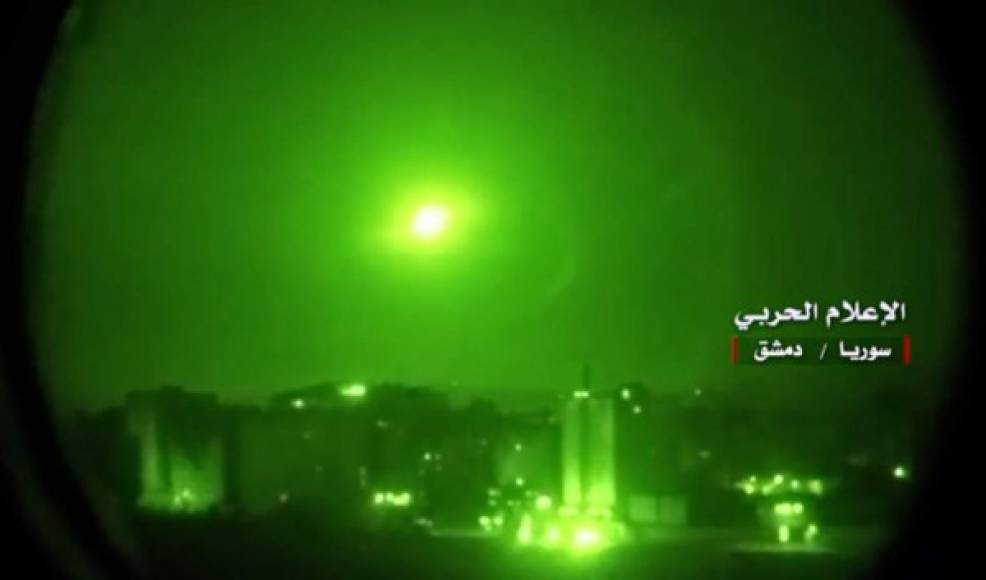 La televisión siria transmitió en directo las imágenes de los proyectiles antiaéreos en el cielo de Damasco y cómo varios misiles fueron destruidos por los sistemas de defensa sirios.