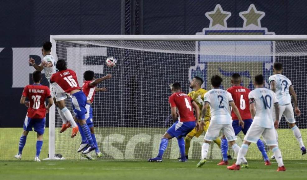 El cabezazo de Nicolás González para el empate de Argentina.