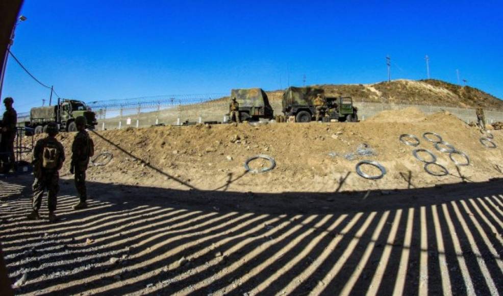 MEX61.TIJUANA(MÉXICO),12/11/2018.- Militares estadounidenses instalan alambradas de puas hoy,vistos desde la colonia Libertad, en Tijuana (México). Alrededor de 4.000 participantes de este masivo éxodo partieron esta madrugada de Irapuato, en el céntrico estado de Guanajuato, y se dirigen, la mayoría montados en vehículos, hacia Guadalajara, a unos 252 kilómetros, en su camino hacia la frontera con EE.UU. EFE/Joebeth Terriquez