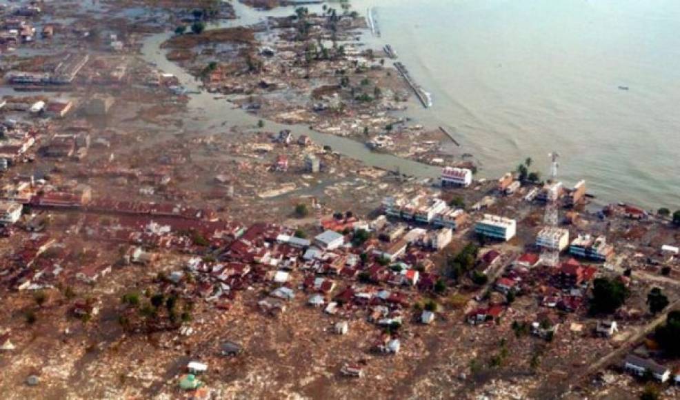 Tsunami del sudeste asiático<br/><br/>El 26 de diciembre de 2004 un terremoto de 9,1 grados causó un tsunami que destruyó localidades costeras de una docena de naciones bañadas por el océano Índico y mató a 226.000 personas.