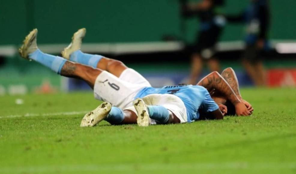 Tras el pitazo final, Raheem Sterling y Gabriel Jesús se tiraron a llorar en el campo por la eliminación del Manchester City.