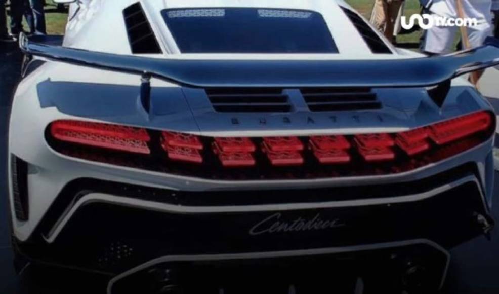 Su elevado precio no se debe solo por su espectacular diseño tanto por fuera como por dentro; solo habrá diez Bugatti Centodieci en el mundo, por lo que Cristiano Ronaldo pasa a formar parte de la élite automovilística una vez más.