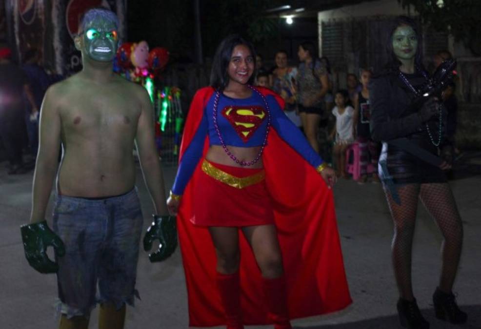 Hulk acompañada de dos jovencitas que encarnan a Supermán y a Gamora.