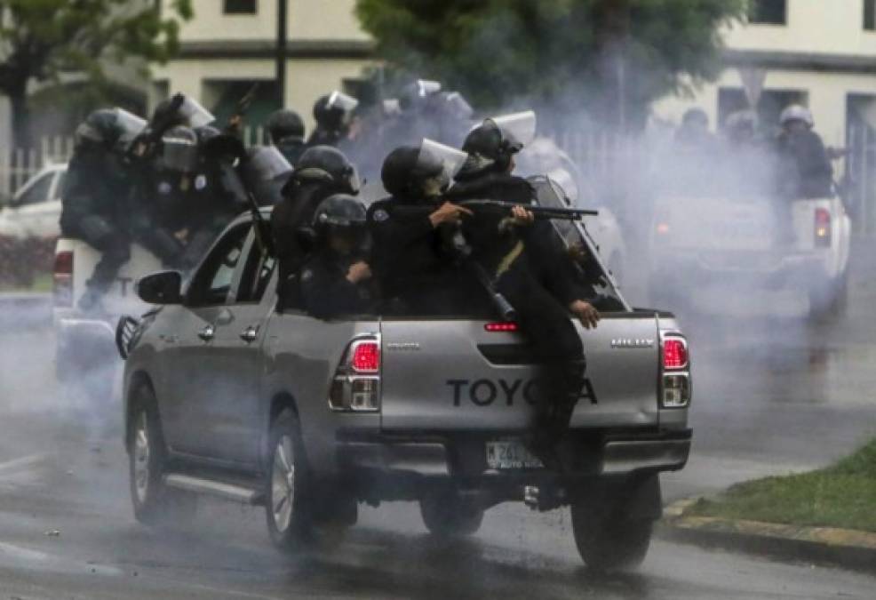 Armados de fusiles AK-47, de origen ruso, decenas de policías irrumpieron a balazos, en vehículos sin logos estatales, en los llamados 'barrios orientales' de Managua, que están ubicados entre el centro y el este de la ciudad.