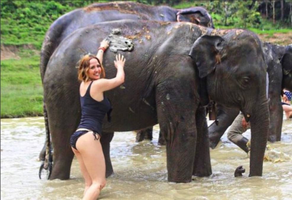 Legarreta mostró su figura con un bikini negro que desató la polémica entre sus fans y la llenaron de halagos. 'Primero un poco de lodo y luego enjuagarlos con agua en el río... Felicidad ABSOLUTA', escribió la conductora en esta foto.<br/>