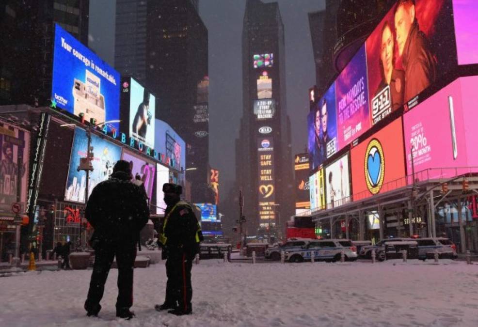 "La ciudad de Nueva York suspendió este lunes las clases y la campaña de vacunación contra la covid-19 por la fuerte tormenta que ha dejado al menos 45 centímetros de nieve en las principales ciudades de la costa este de Estados Unidos."
