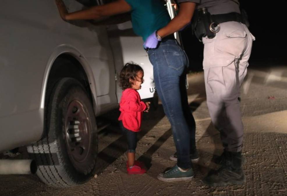 Un niño hondureño de dos años llora mientras su madre es capturada en la frontera. Madre e hijo cruzaron el río Bravo desde México y fueron detenidos por agentes de la Patrulla Fronteriza de Estados Unidos antes de ser enviados a un centro de procesamiento para una posible separación.