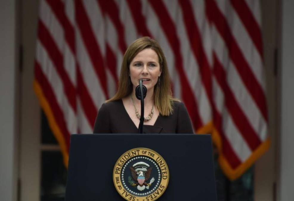 La jueza Amy Coney Barrett, nominada por Donald Trump para la Corte Suprema de Estados Unidos, entusiasma a los conservadores por su religiosidad y preocupa a sus detractores, que advierten que su nombramiento escorará hacia la derecha al máximo tribunal.