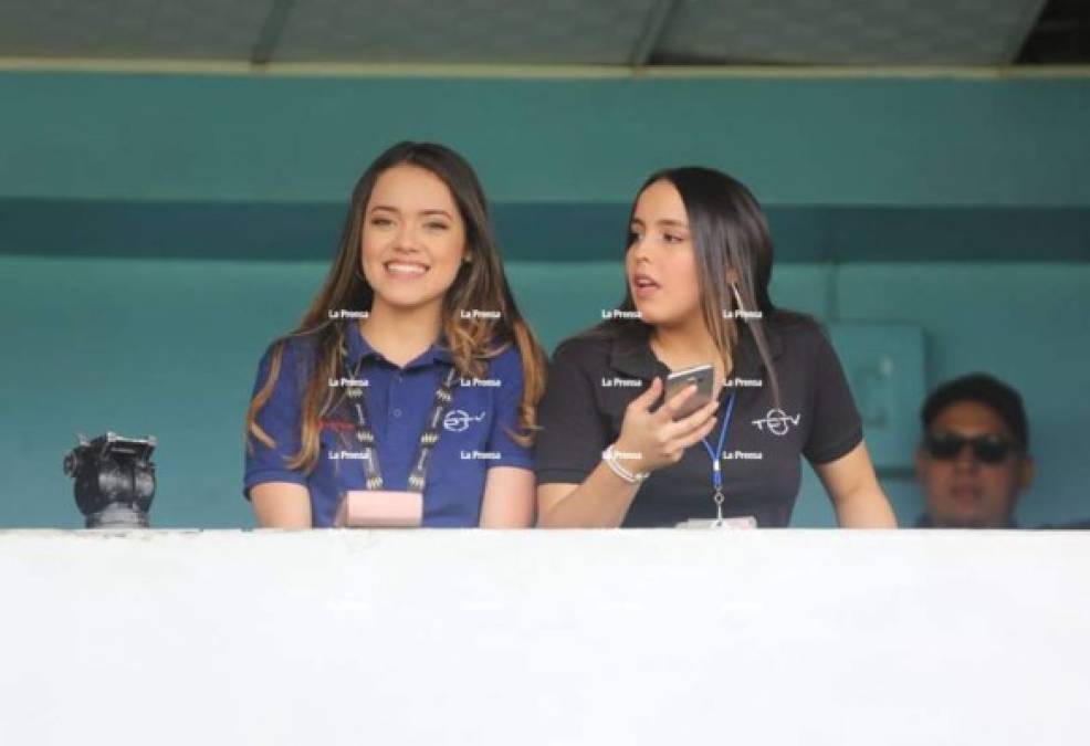 Estas dos hermosas jóvenes posaron para la cámara de LA PRENSA.