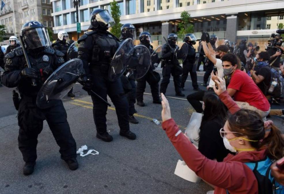 Durante el discurso del mandatario estadounidense, la policía despejó a los manifestantes apostados fuera de la Casa Blanca pese a que protestaban pacíficamente.