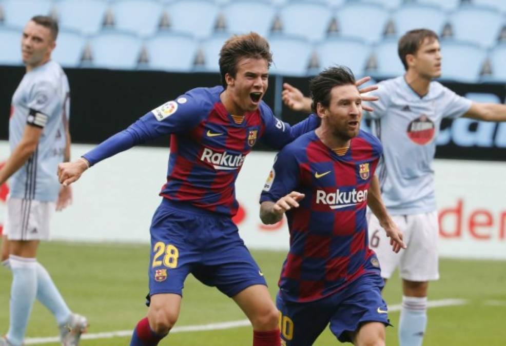 Lionel Messi realizó una espectacular asistencia para Luis Suárez y así lo festejó. Atrás se le unió a la celebración el joven Riqui Puig-
