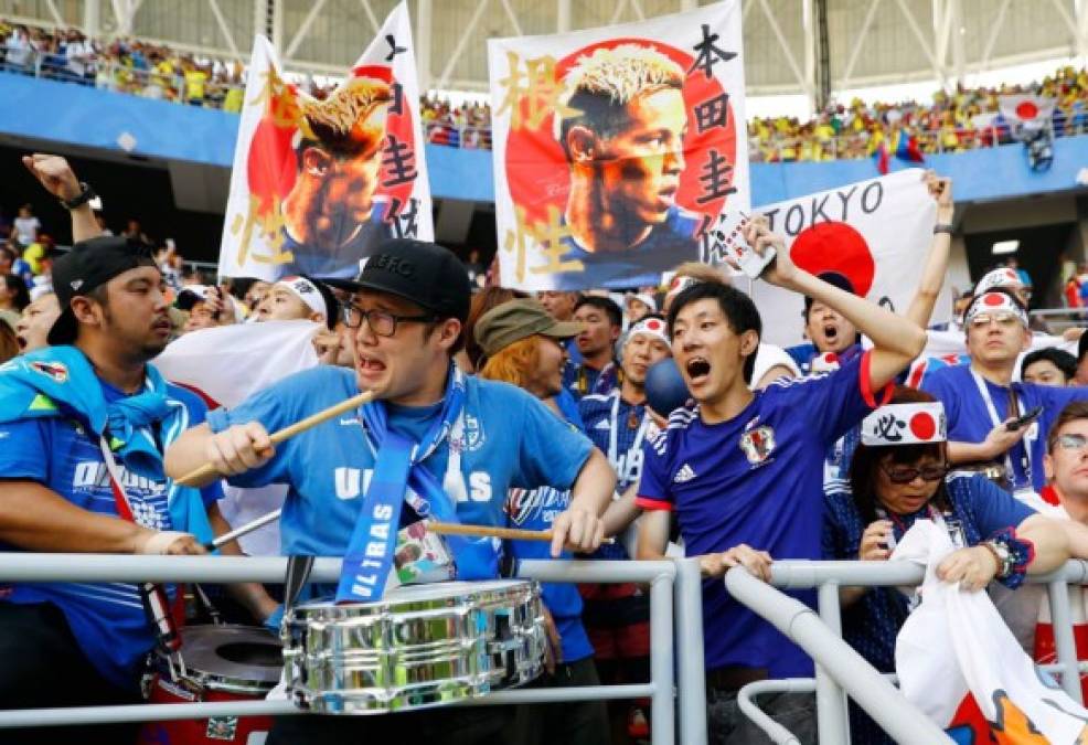 Gran fiesta armaron los japoneses en las gradas del estadio. Foto AFP