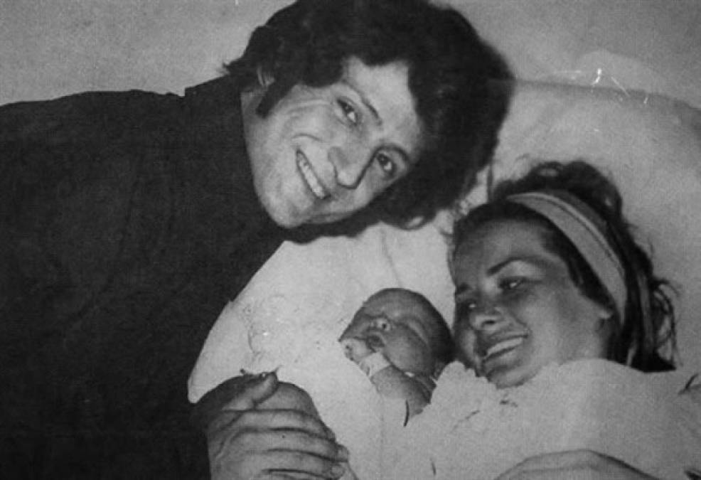 Mientras residían en Puerto Rico nació su primer hijo, Luis Miguel (el 19 de abril de 1970), aunque, según Javier León Herrera, Luis Rey volvió a mentir, la fecha real del nacimiento de el 'Sol' fue el 18 de abril a las 11:30pm.<br/><br/>Años más tarde , ya en México, Marcela tuvo dos hijos más, Alejandro y Sergio.