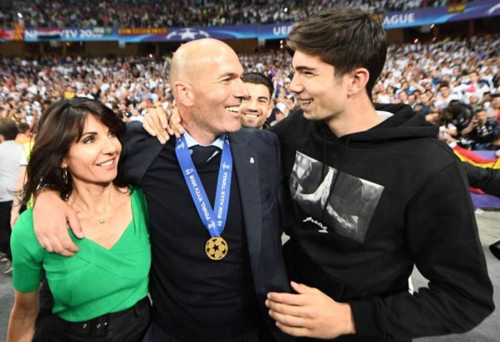 Zinedine Zidane sigue haciendo historia como DT del Real Madrid, festejó con su esposa.