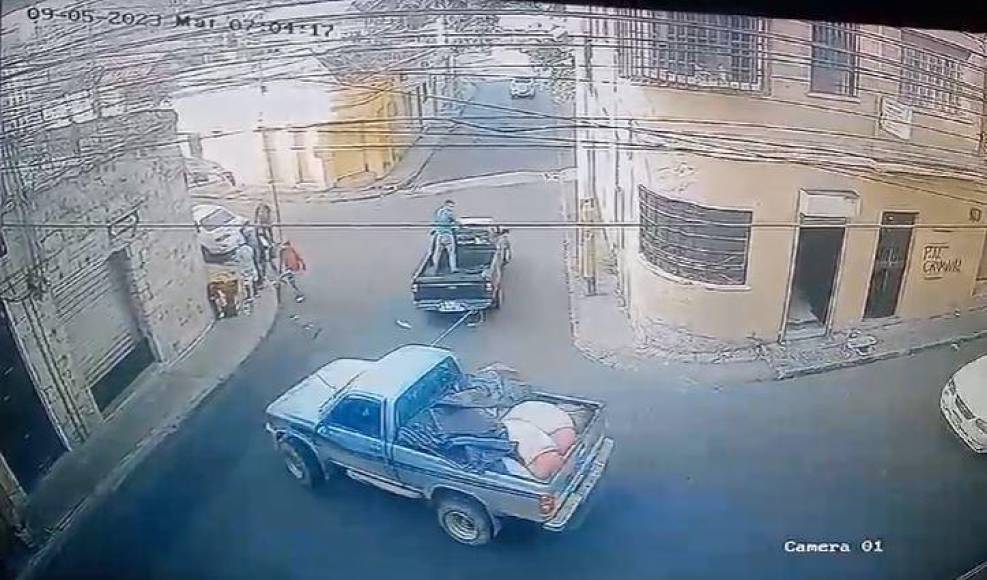 A bordo de ese vehículo pick-up azul viajaba un joven identificado únicamente como Bryan Adams, quien, de acuerdo con información de la Policía, es originario de La Mosquitia, departamento de Gracias a Dios.