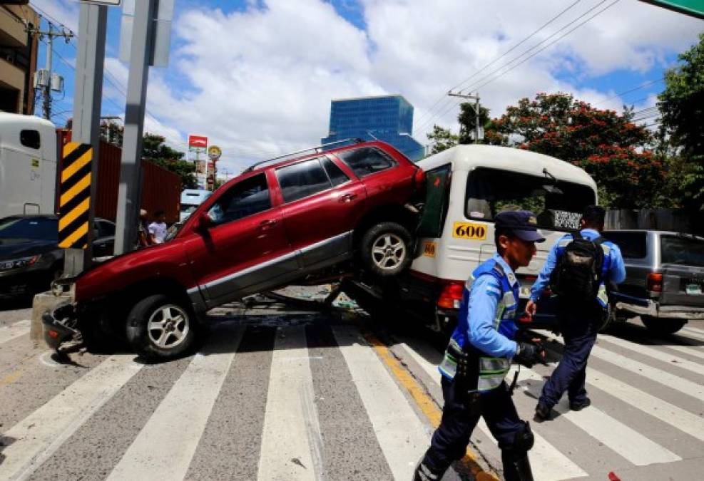 Una múltiple colisión entre dos camionetas particulares y una unidad de transporte público se resgistró este sábado en el bulevar Centroamérica de Tegucigalpa.