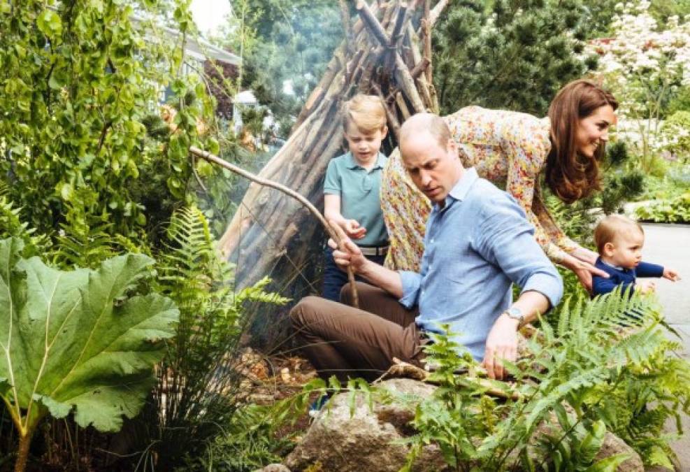 Kate Middleton y el príncipe William, duques de Cambridge, acapararon la atención mundial con unas tiernas imagenes en las que salen disfrutando de la naturalez junto a sus tres hijos.