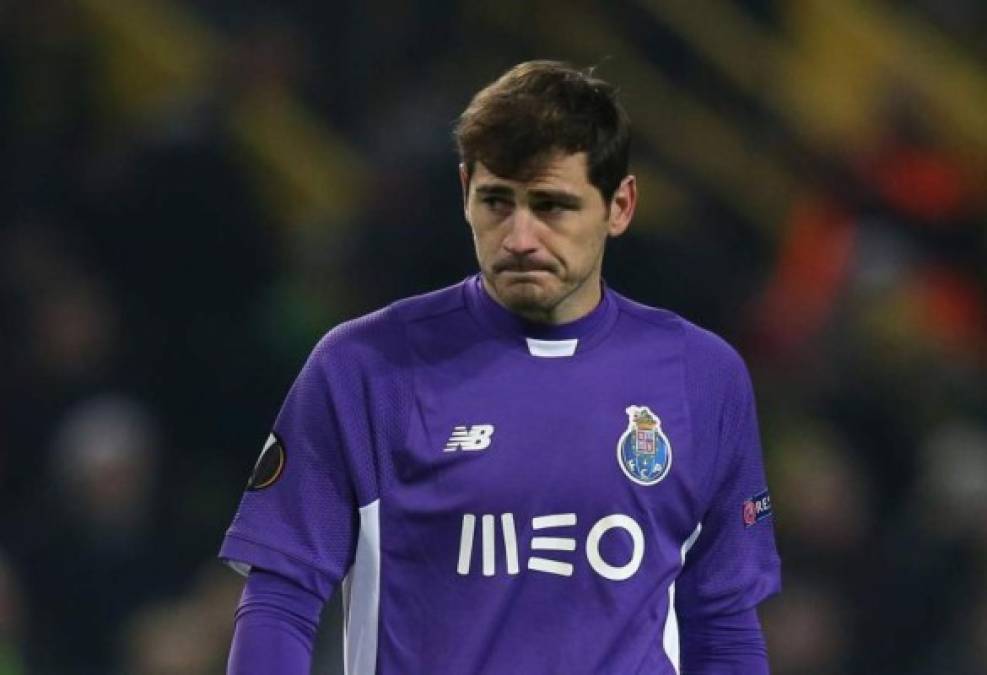 Iker Casillas: Las Palmas, Málaga y Real Sociedad le han hecho ofertas al portero español y destacado exjugador del Real Madrid, en donde es considerado como uno de los ídolos del club blanco. Ya no seguiría en el Porto.