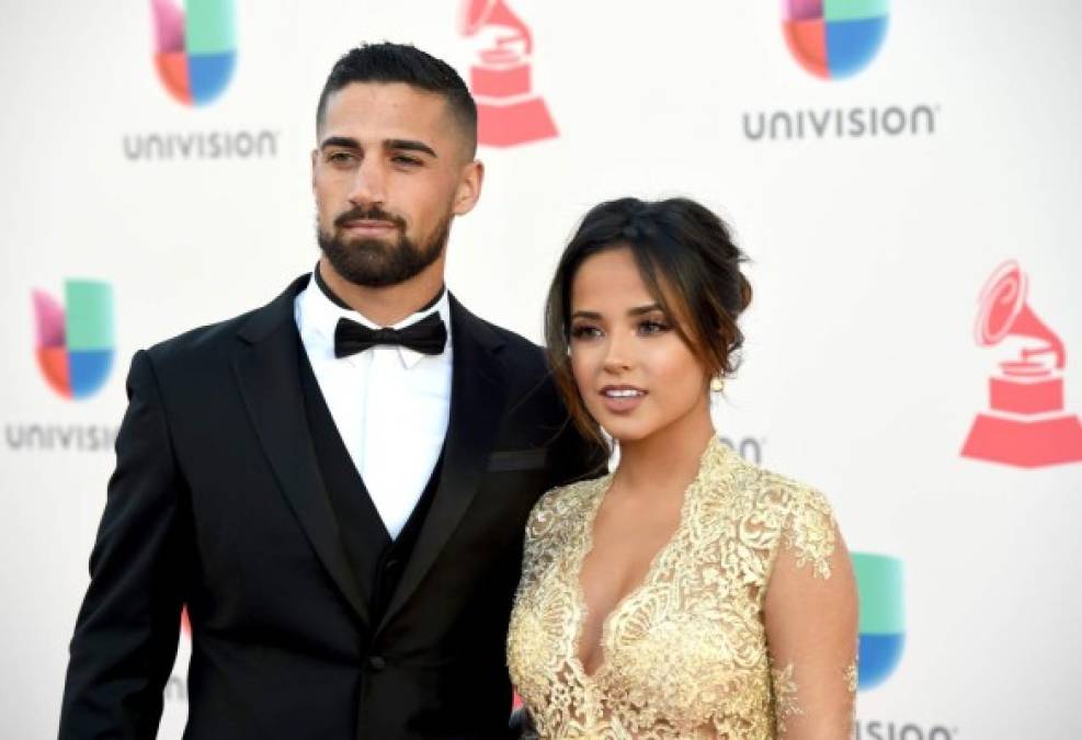 Becky G está en la cima de la música urbana gracias a su tema 'Mayores', pero en la vida real hay un hombre no tan mayor que se ha robado su corazón.