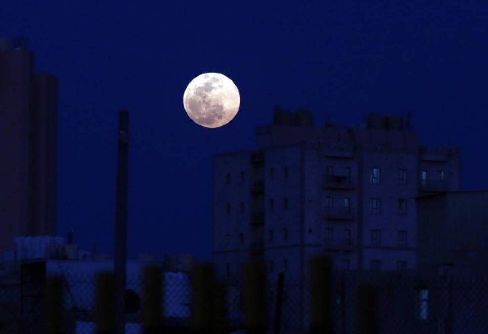 Cuando la luna alcanza la fase de luna llena y se encuentra en pleno perigeo, la misma se ve hasta un 14% más grande, más llena y más brillante que una luna llena normal y se convierte en Superluna de nieve. AFP